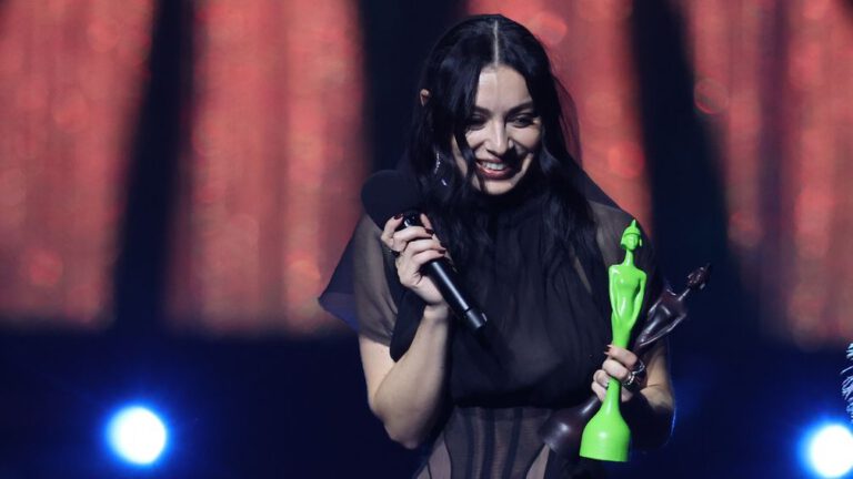 Charli XCX grote winnaar bij BRIT Awards na wereldwijd succes met album Brat