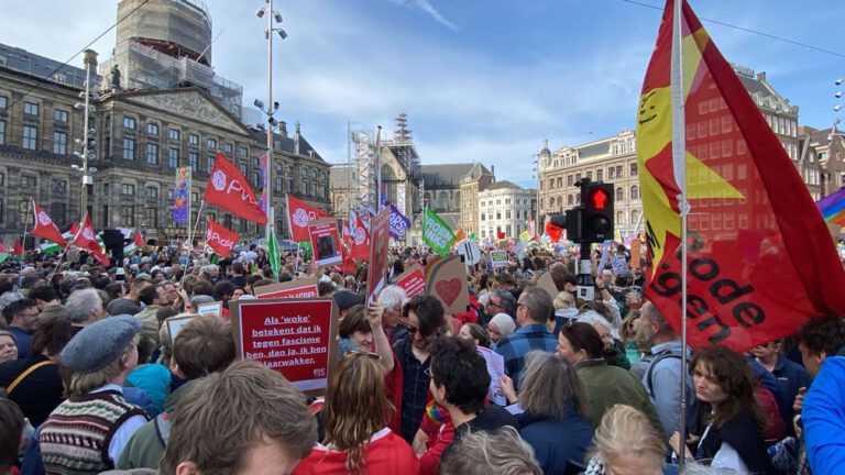 Dam in Amsterdam vol met mensen bij demonstratie tegen racisme en fascisme