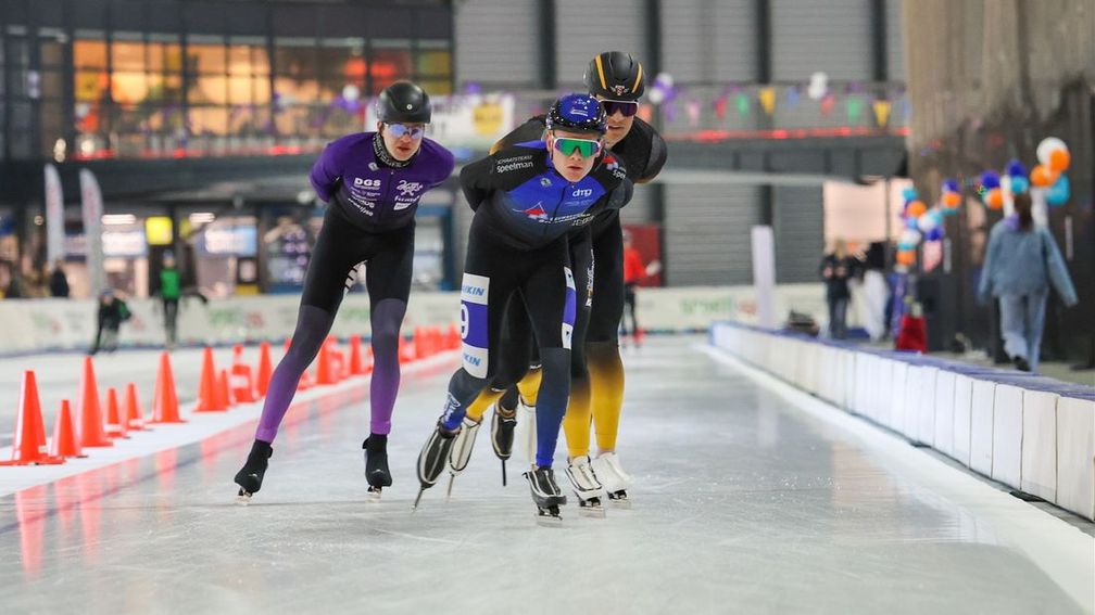 Groningse student verbreekt na tientallen jaren wereldrecord 24 uur schaatsen