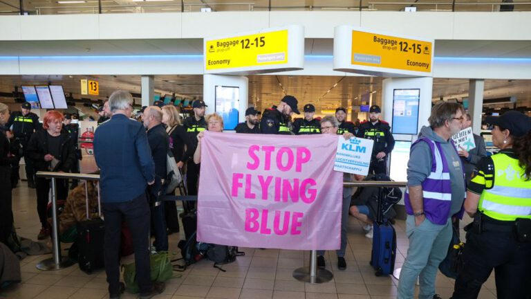 Tientallen klimaatactivisten aangehouden op Schiphol