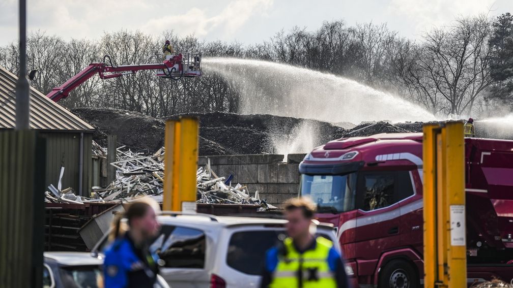 Provinciale weg in Helmond dicht om brandende afvalberg