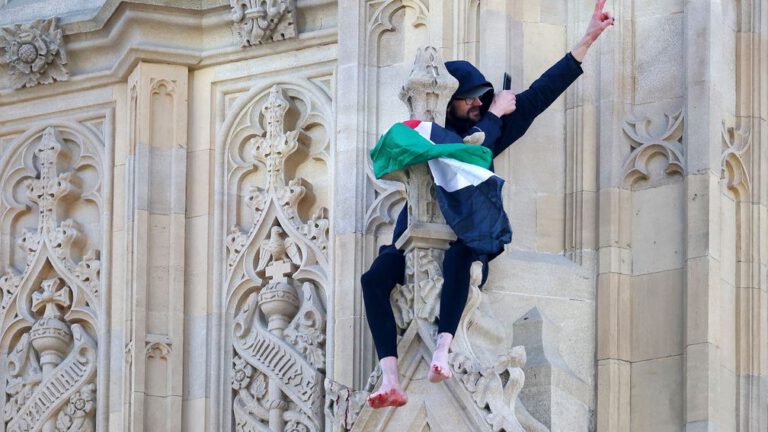 Man zit 16 uur met Palestijnse vlag op Big Ben in Londen