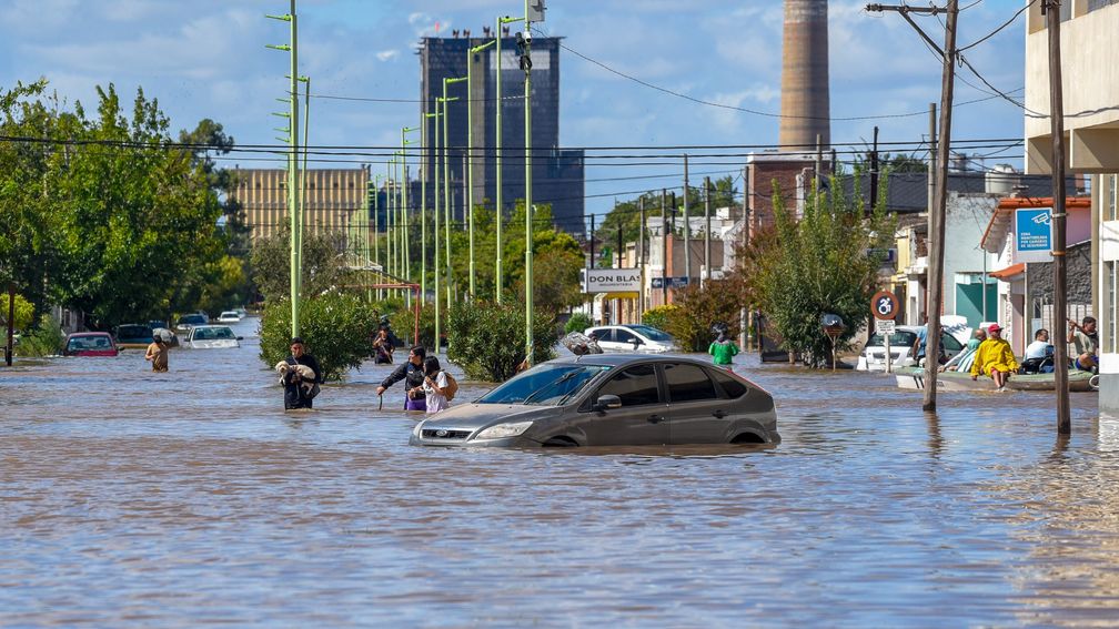 Doden bij overstromingen in Argentijnse havenstad: 'Moeten stad opnieuw opbouwen'