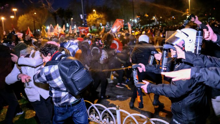 Honderden aanhoudingen na Turkse protesten, morgen stemming presidentskandidaat