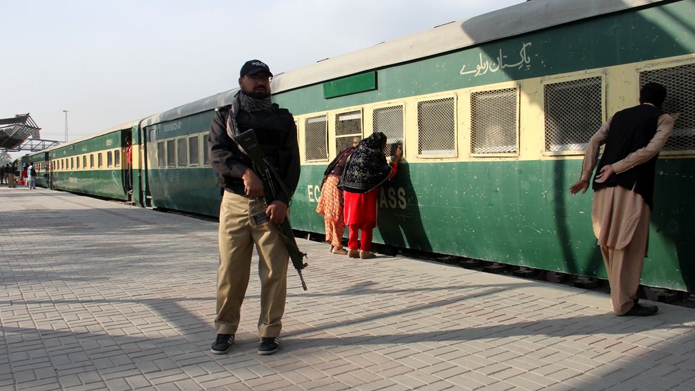 Trein met honderden reizigers aangevallen in Pakistan, gijzeling gaande