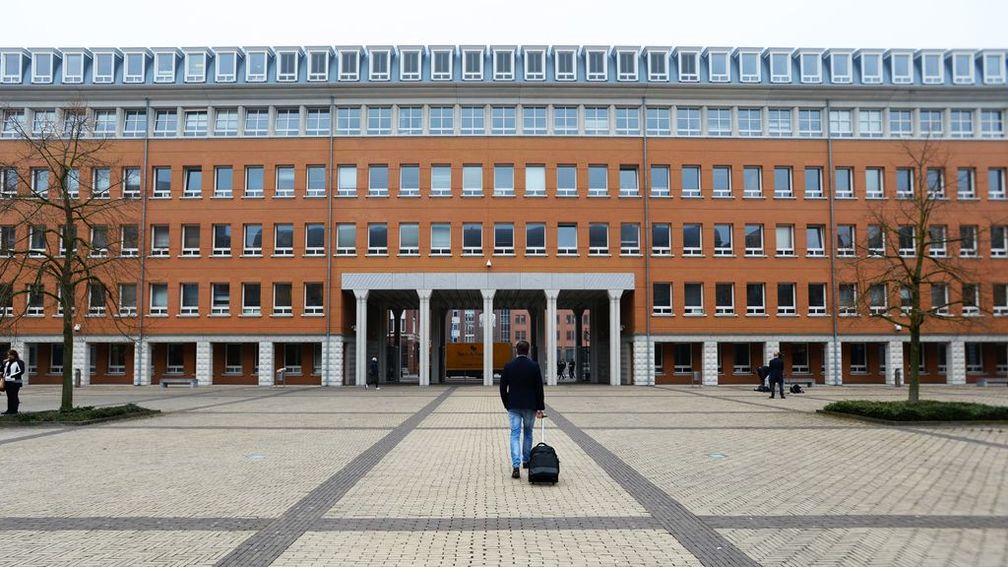 Notaris die jarenlang weigerde erfenis af te wikkelen uit ambt gezet