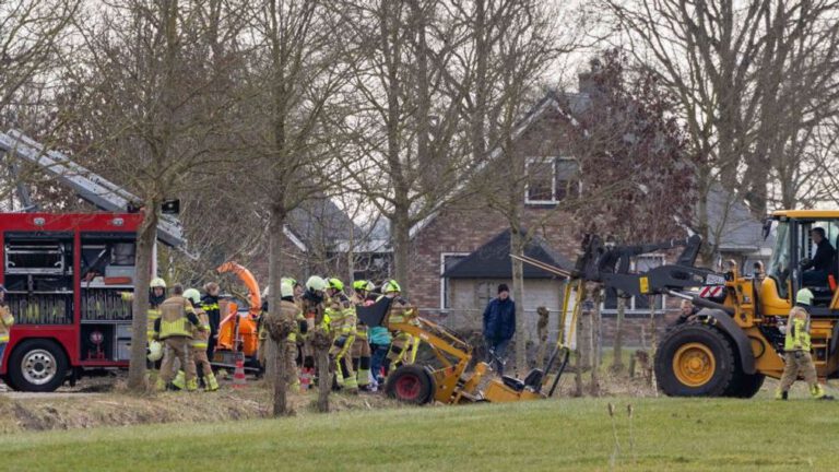 Man die onder shovel kwam in Lemelerveld is overleden