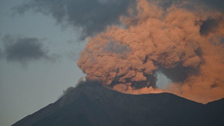 Vulkaan Fuego barst uit in Guatemala, honderden mensen geëvacueerd