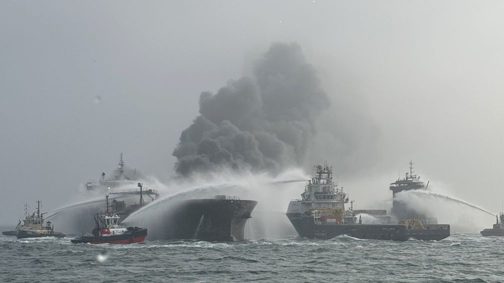 Brand op aangevaren tanker bij Engeland lijkt onder controle, Boskalis gevraagd voor berging