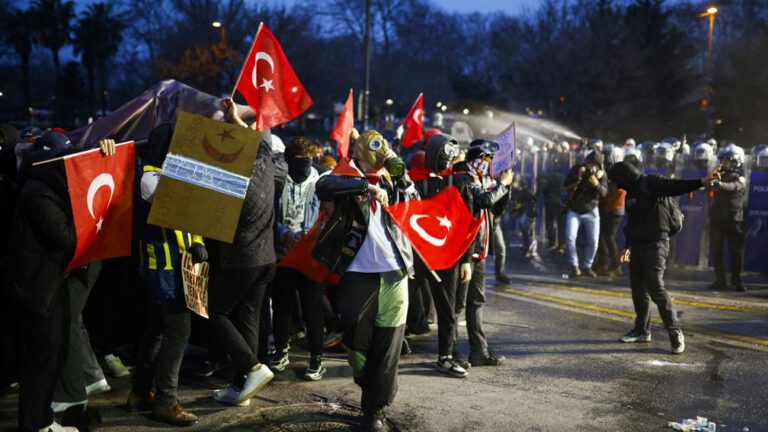 Weer protest Turkse steden, massale steun voor Imamoglu bij voorverkiezing