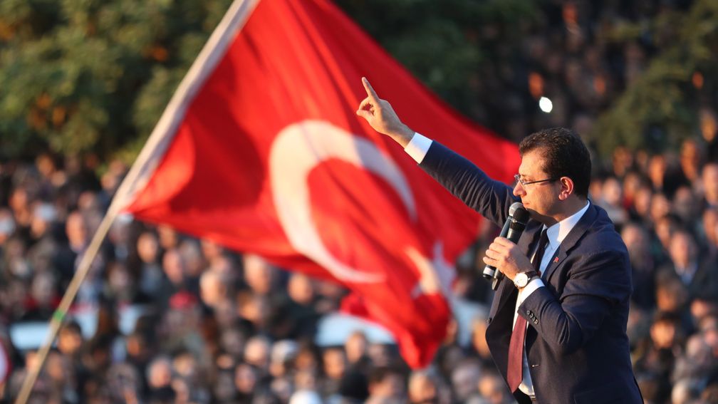 Gevangen politicus Imamoglu geschorst als burgemeester van Istanbul