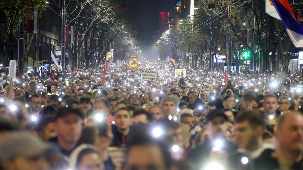 Massaal protest in Servië trekt zo'n 300.000 mensen, betogers ruimen eigen afval op