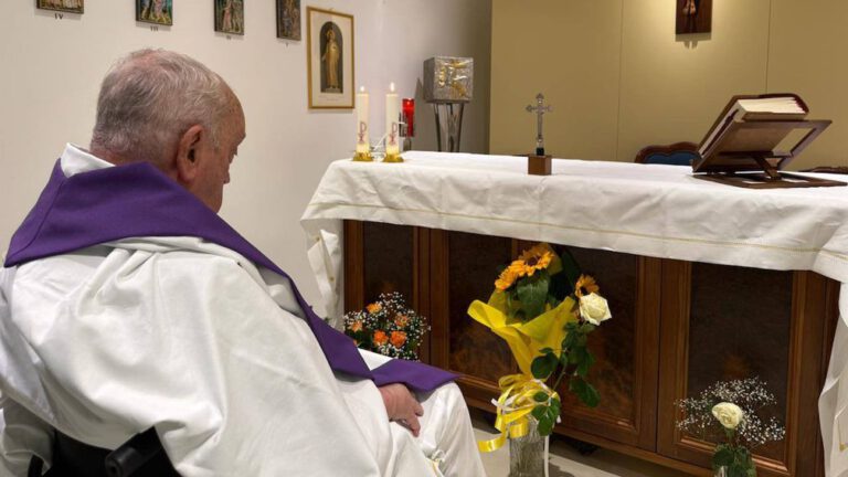 Vaticaan deelt voor het eerst sinds ziekenhuisopname foto van de paus