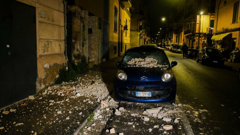 Schade aan huizen en auto's door aardbeving in Napels