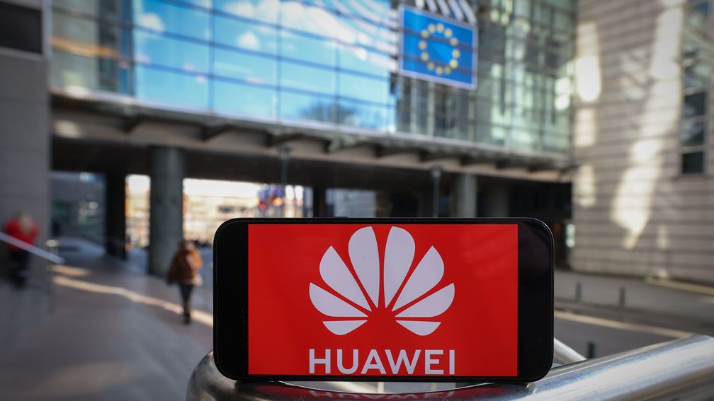 Vijf personen aangeklaagd in onderzoek naar Huawei-omkoping in Europarlement