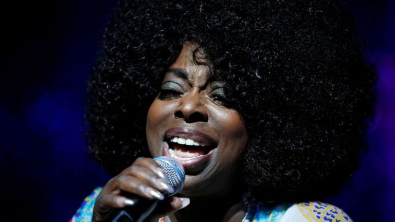 Soulzangeres Angie Stone (63) overleden bij auto-ongeluk na optreden