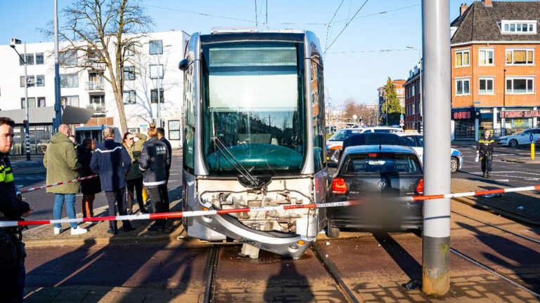 Politie Rotterdam pakt trambestuurder onder invloed op na botsing