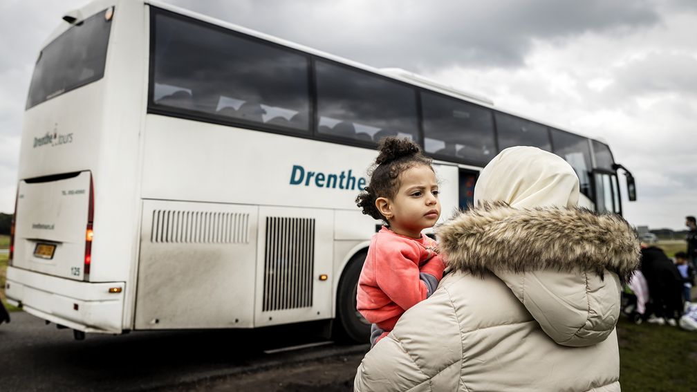 'Onbehoorlijk bestuur' en 'rampzalig', kritiek op asielplannen Faber blijft