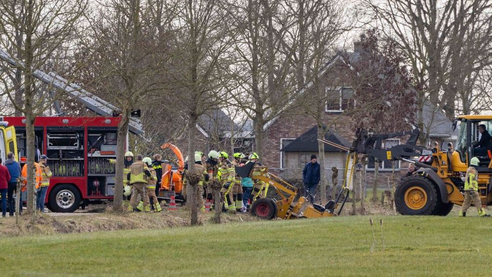 Man zwaargewond bij val onder minishovel Lemelerveld