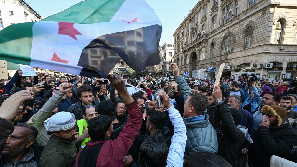 Syrische regering belooft onderzoek naar extreem geweld, protest in Damascus