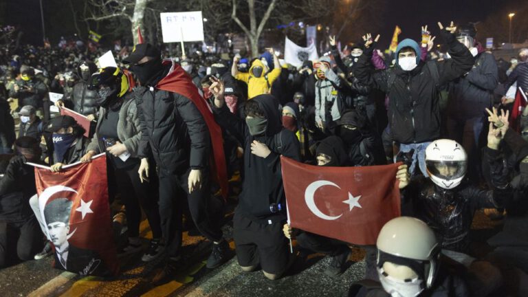 Opnieuw grote protesten Turkije, ook bij rechtbank waar Imamoglu wordt verhoord