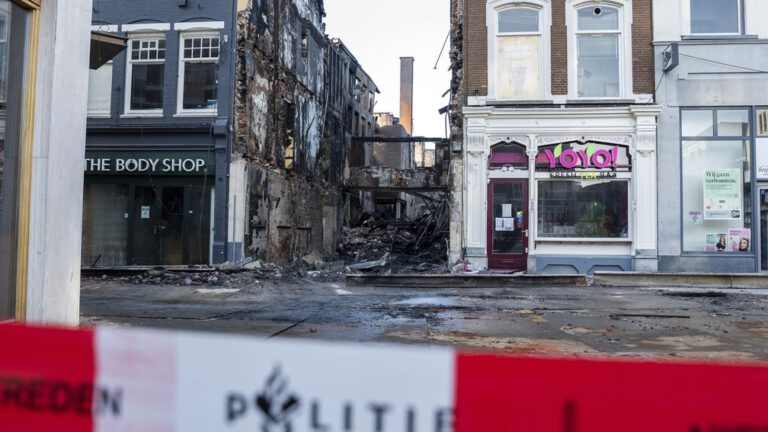 Schoonmaakwerkzaamheden in centrum Arnhem in volle gang na brand