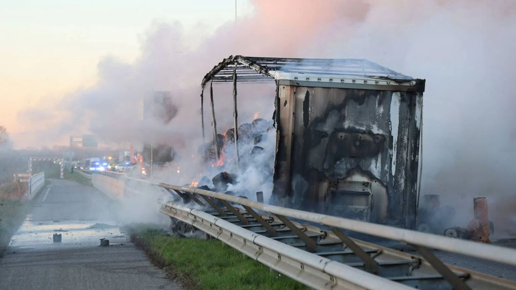 Lange files door brandende vrachtwagen met papierrollen op A73