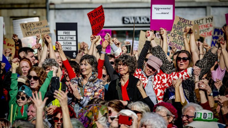 Duizenden deelnemers bijeen op de Dam voor Feminist March