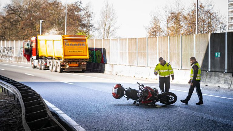 Twee doden bij aanrijding tussen motor en vrachtwagen op A20 bij Schiedam