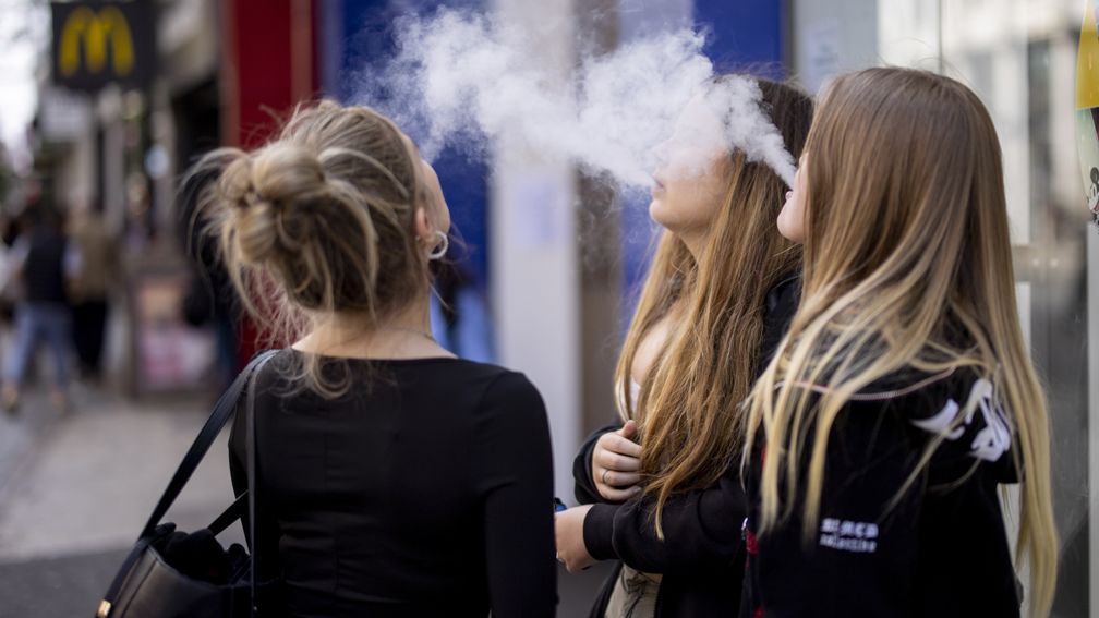 Kabinet: strengere aanpak illegale handel vapes 'onder toonbank' en online