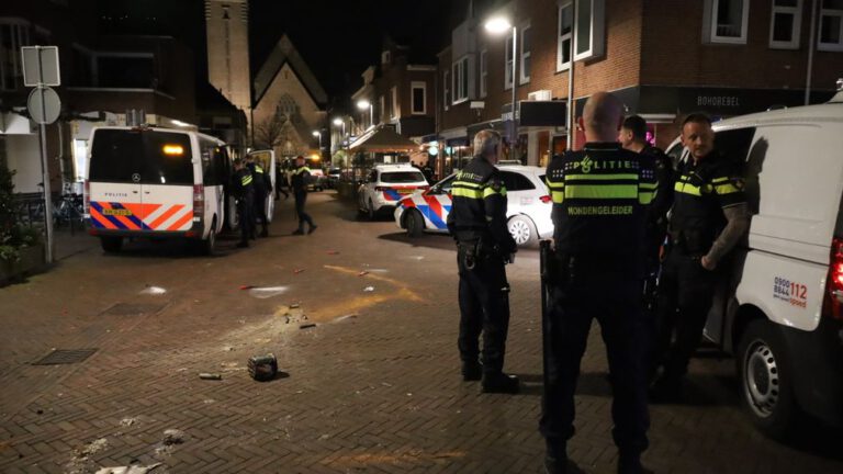 Agenten bekogeld met vuurwerk in Naaldwijk