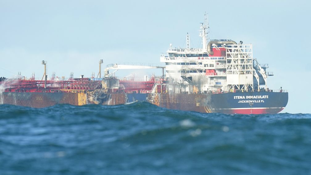 Eerste beelden van botsing tussen vrachtschip en tanker