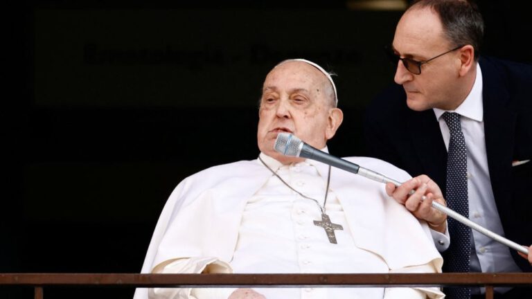 Paus Franciscus verschijnt op balkon van ziekenhuis, eerste keer sinds opname