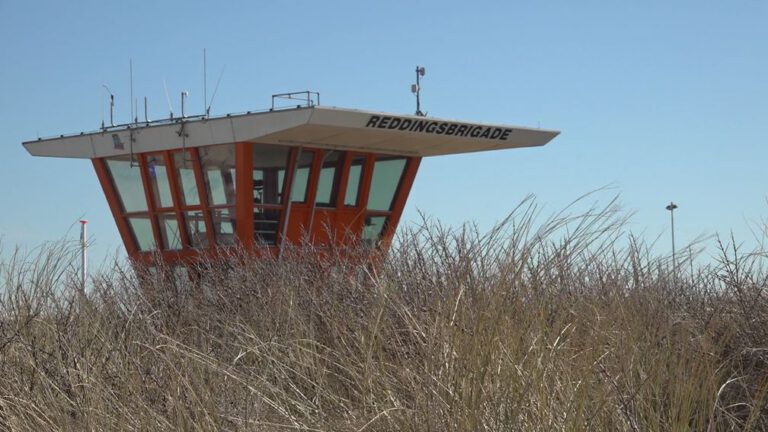 Reddingsbrigade IJmuiden ziet door hoge duinen het strand niet meer