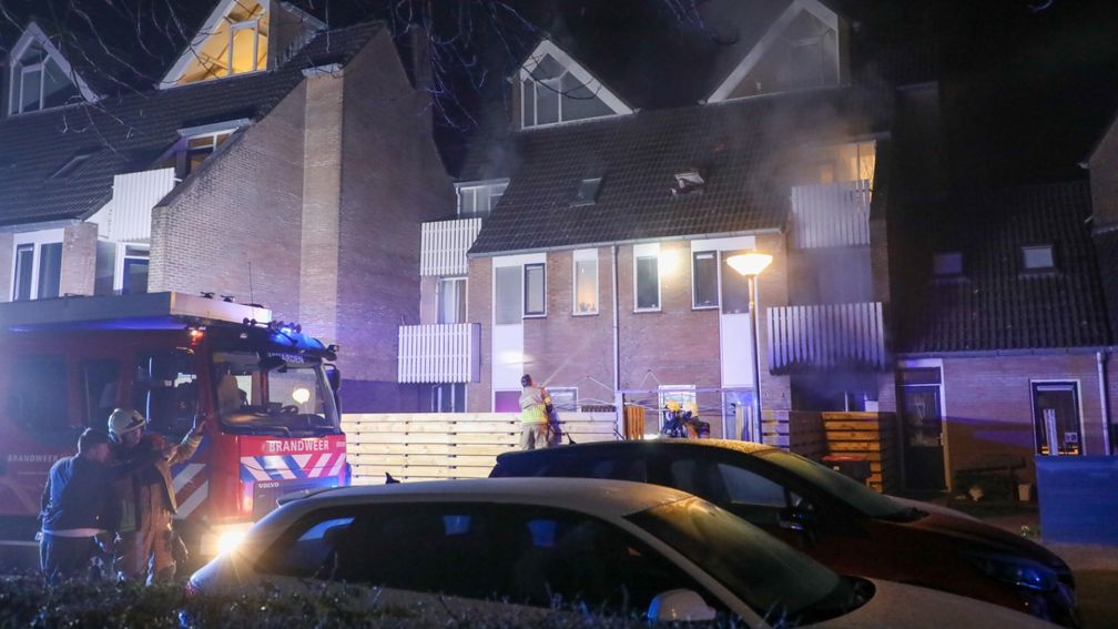 Bewoner met hoogwerker gered uit brandend huis in Leeuwarden