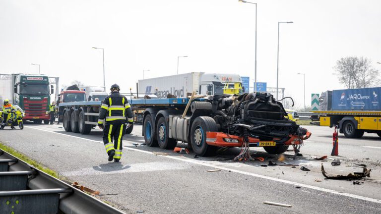 Ernstig ongeval vrachtwagen op A4, bestuurder nog bekneld in cabine