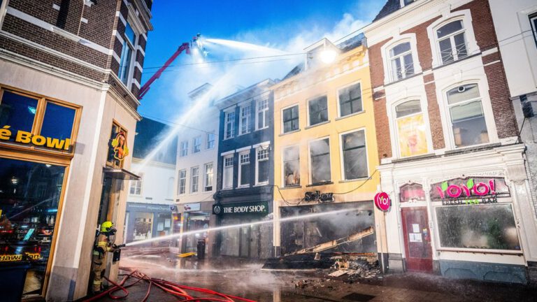 Brand in binnenstad Arnhem nog niet onder controle, instortingsgevaar groot