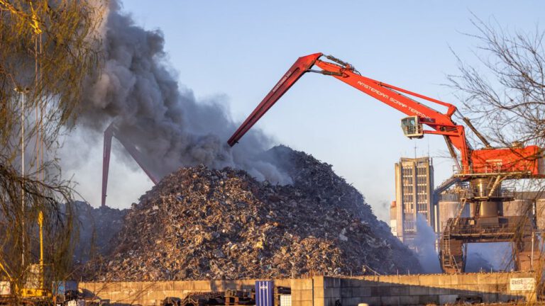 Brand op schroothoop in havengebied Amsterdam zorgt voor veel rook en stank