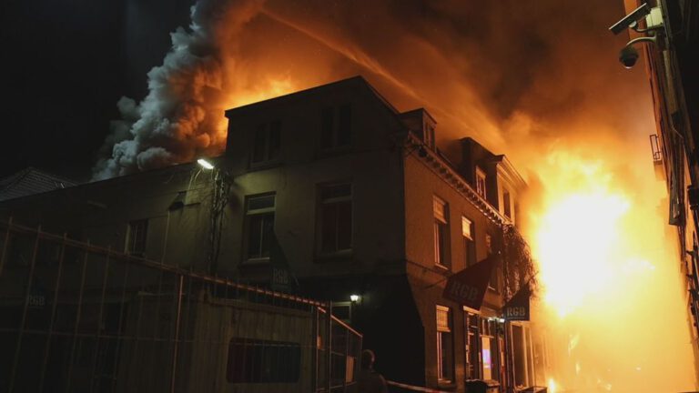 Zeer grote brand in centrum Arnhem, 'asbest vrijgekomen'